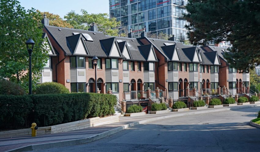 what is the difference between a condo and a townhouse