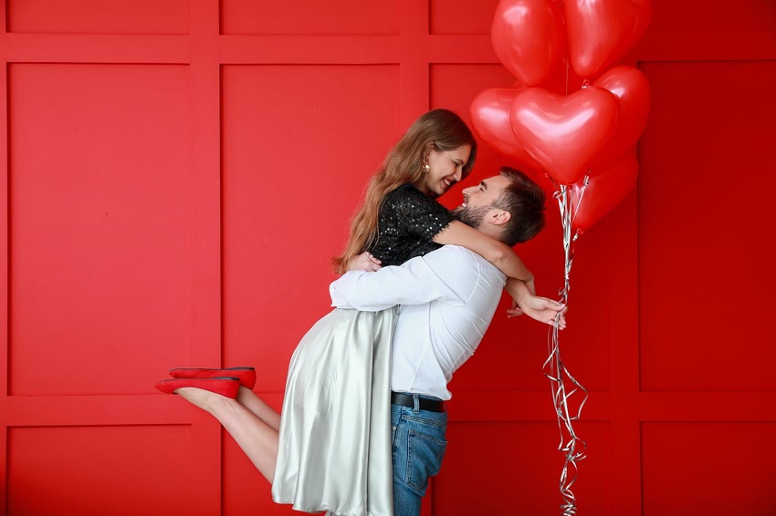 How to Decorate Your Room for Valentine's: Love-Message Balloons