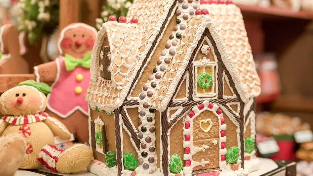 What are the characteristics of a gingerbread house?